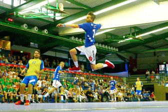 DHB-Pokal: Auer Handballer gewinnen gegen Germania Großsachsen - Der Auer Handballer Pascal Ebert wirft auf das Tor.