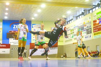 DHB-Pokal: BSV Sachsen unterliegt Göppingen - Torwurf von Nadja Bolze (Zwickau), dahinter Lina Krhlikar (Göppingen) und Iris Guberinic (Göppingen, links).