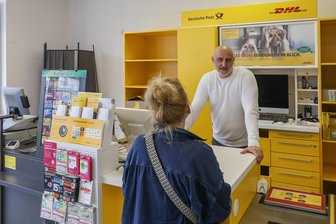 DHL-Filiale im Rabenstein-Center schließt: Kommt jetzt der Postautomat? - Sascha Nestorovski betreibt die DHL-Filiale seit 1. September 2024. Am 30. Juni hört er auf. Wie es weitergeht, ist noch offen.