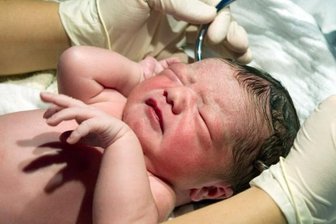 Diabetes: Nie mehr Insulin spritzen - Kaum auf der Welt und schon beim Arzt. Neugeborene werden in der Klinik nicht nur vermessen, sie werden auch auf angeborene Krankheiten untersucht. Diabetes Typ 1 kommt vielleicht bald dazu.