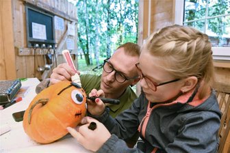 Diabetes Typ 1 bei Kindern: Wenn Betty im Unterricht Schokolade isst - Betty Lange aus Oederan geht seit dem Sommer zur Schule und hat Diabetes Typ 1. Im Ferienhof Falkenau gab es nicht nur Zeit für den Austausch mit anderen Familien, sondern auch Bastelangebote für Kinder. So bekam der Kürbis mit Unterstützung von ihrem Vater Martin sein gruseliges Aussehen.