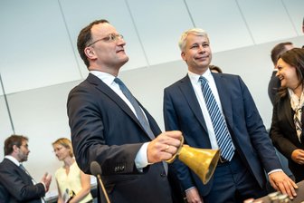 Diätenerhöhung wird wohl ausgesetzt - Auch die Spitze der Unionsfraktion will Diätenerhöhung nun aussetzen. (Archivbild)