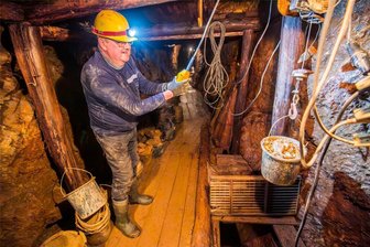 Diagnose bergbauverrückt: Diese Abenteurer gibt es nur im Erzgebirge - Eimer für Eimer schaffen die Vereinsmitglieder taubes Gestein aus den Schächten und Stollen. An der Seilwinde: Peter Nötzel.