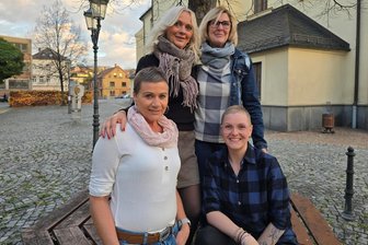 Diagnose Brustkrebs: Wie Frauen nach der Behandlung in Werdau ihren Weg gehen - Schwester Katja (2. v. r.) vom Brustzentrum freut sich für Kathrin Pagels, Grit Steinbauer und Monique Oertel (v. l.), die nach der Behandlung positiv nach vorn schauen. Das Trio ist sich einig: Sie leben nun viel bewusster.