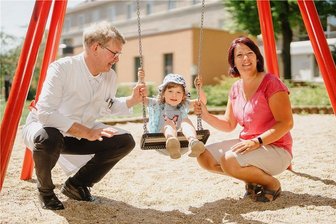Diagnose Kinderrheuma: Schon mit einem Jahr erkrankte Sophia an Arthritis - Schaukeln macht Sophia aus Pulsnitz Spaß, aber Mama Sarah Höfs und Chefarzt Dr. Georg Heubner könnten ruhig ein bisschen doller anschubsen. Nach ihrem Kontrollbesuch in der Kinderklinik des Städtischen Krankenhauses in Dresden tobt die vierjährige Rheumapatientin über den Klinikspielplatz.
