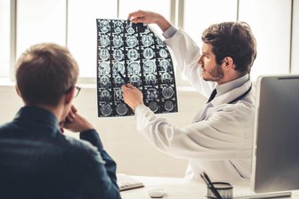 Diagnose Parkinson: Fachärzte erklären Verlauf und Therapien - MRT-Aufnahmen des Gehirns werden gemacht, um sekundäre Ursachen für ein Parkinson-Syndrom auszuschließen - zum Beispiel einen Hirntumor.