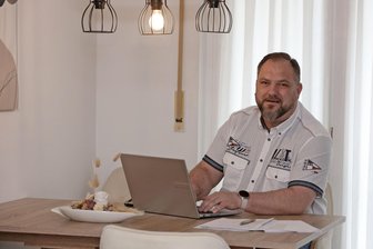 Diagnose Schizophrenie: Wie ein Ex-Soldat aus Zwickau im Schreiben zu sich selbst findet - Roberto Golle aus Zwickau schreibt an einem Buch, in dem er über Schizophrenie und Depressionen aufklären möchte.