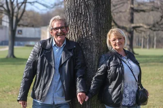 Diagnose Schlaganfall – wie einem Chemnitzer gerade noch rechtzeitig geholfen wurde - Spazieren geht wieder: Matthias Hertel mit seiner Lebensgefährtin Ines Seifert im Chemnitzer Küchwald.