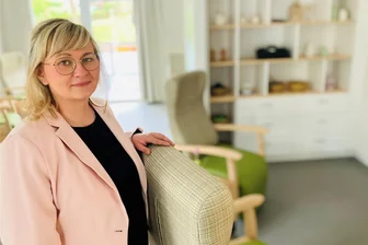 Diakonie Erzgebirge zieht in Thalheim in Millionen-Objekt ein und füllt einen besonderen Platz - Katja Peplinski leitet das neue Angebot der Diakonie Erzgebirge im grundhaft sanierten Hochhaus an der Stadtbadstraße in Thalheim. Dazu gehören Tagespflege, Sozialstation, Servicewohnen und ein Wohngebietstreff.