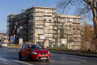 Diakonie-Neubau in Auerbach: Neuer Eröffnungstermin und der Name des Hauses stehen fest - Derzeit finden Arbeiten an der Fassade und in den Räumen statt. Im Juni 2025 sollen die ersten Bewohner des Diakonie-Neubaus am Hofaupark einziehen können.