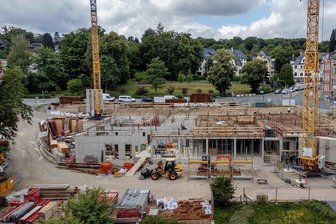 Diakonie-Neubau in Auerbach wächst alle sechs Wochen um eine Etage - Bis 2024 soll das ehemalige Schützenhaus-Areal in Auerbach wieder bebaut sein. Hier errichtet das Diakonische Werk Auerbach einen Sechsgeschosser, in dem "Betreutes Wohnen", Tagespflege, ambulante Angebote sowie Seminarräume untergebracht werden.