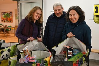 Diakonie Rochlitz beschenkt Bedürftige - Lisa Haubold, Dirk Beyer und Kerstin Rudolph (v. l.) von der Diakonie haben zur Christbaum-Aktion auch Lebensmitteltüten ausgegeben.