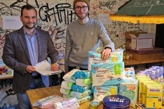 Diakonie sammelt jetzt Spenden an anderer Stelle - Andreas Seidel (links) und Tommy Kotzur von der Diakonie freuen sich über die große Hilfsbereitschaft.