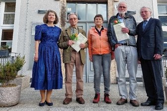 Dichter im Arztkittel - Die Preisträger Jörg M. Pönnighaus (2. v.r.) und Siegfried Schönherr (2. v. l.) bei der Ehrung der Vogtländischen Literaturpreisträger Frieder Spitzner und Birgit Klemm (Mitte) von der Vogtländischen Literaturgesellschaft sowie Martina Bundzsus vom Neuberinhaus Reichenbach.