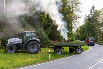 Dichter Rauch über Bundesstraße im Erzgebirge: Feuerwehr bekämpft simulierten Waldbrand - Was für Außenstehende wie ein Ernstfall an der Bundesstraße 283 wirken konnte, war die Jahresübung der Freiwilligen Feuerwehr Bockau.