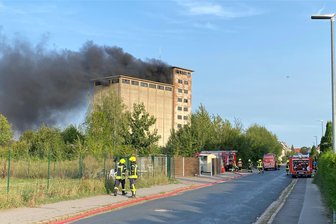 Dicke Rauchschwaden über Mittweida: Getreidesilo nach Brand jetzt einsturzgefährdet - Im Keller des früheren Getreidesilos war ein Feuer ausgebrochen. Der Turm wirkte ähnlich wie ein Kamin, sodass der Rauch oben austrat.