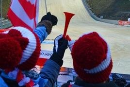 Der Aufsprunghang, mit Schnee aus dem Vorwinter belegt: Die Vogtland-Arena ist bereit für die Eröffnung der olympischen Saison.