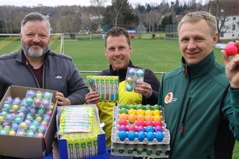 Die 20 goldenen Eier haben eine besonders wertvolle Füllung - Eric Hofmann (Mitte) freut sich über die Unterstützung von René Heber (links) und Richard Weber.