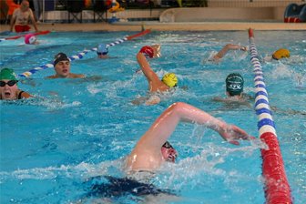 Die 24 Stunden von Limbach-Oberfrohna: Wie man fast einen ganzen Tag lang durchschwimmt - Am Samstag 10 Uhr erfolgte der Startschuss im Limbomar. In den folgenden 24 Stunden zogen insgesamt mehr als 300 Personen ihre Bahnen.