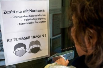 Die 3G-Regel zwischen Theorie und Wirklichkeit - Zutritt nur mit Genesenen-Nachweis, vollständiger Impfung oder tagesaktuellem Corona-Test: Solche Hinweisschilder finden sich auf vielen Eingangstüren zu Restaurants, Museen oder Bädern.
