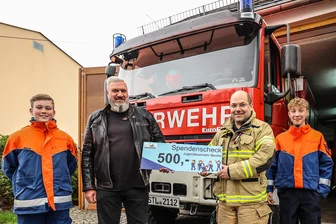 Die 60. Rallye Erzgebirge – und ein besonderes Nachspiel bei der Feuerwehr - Noah Annemann, Simon-Peter Fröhlich, Sascha Lemke und Philip Gehring (von links) strahlen über eine Finanzspritze.
