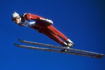Die 70. Vierschanzentournee: Von vergessenen Schuhen bis zu einem fiesen Trick - Toni Innauer 1975 bei der Vierschanzentournee, die lange Zeit Intersport-Springertournee hieß.