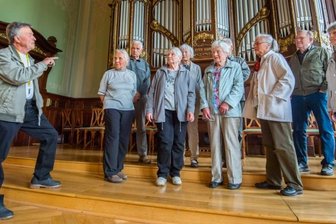 Die Abschlussklasse von 1958: Als Leistung allein nicht reichte - Die Klasse 12b von 1958 in der Aula des Carl-von-Bach-Gymnasiums in Stollberg. Der ehemalige Schulleiter Siegfried Schulze führt sie durchs Schulgebäude. Links in der ersten Reihe steht Gertraude Hübner. Sie kam aus christlichem Elternhaus und landete nur mit Glück auf der Schule.