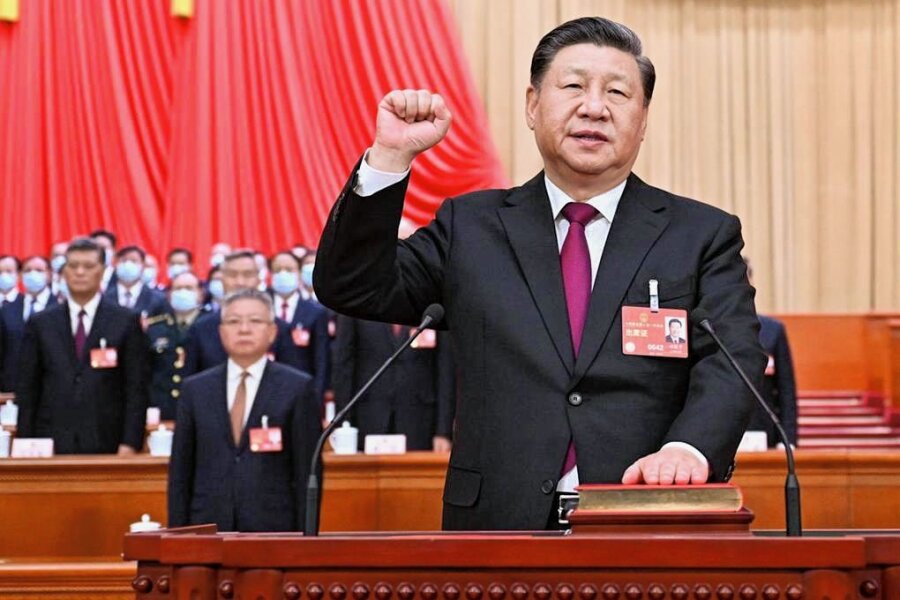 Die absolute Macht des Xi Jinping - Mit der Faust in der Luft und der Hand auf der Verfassung legt Xi Jinping seinen Amtseid ab. 