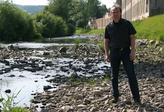 "Die Äsche war schon vor den Kormoranen im Eimer" - Tobias Mehnert an der Flöha in der Ausleitungsstrecke der Wasserkraftanlage Hohenfichte. Er fordert den Rückbau aller Wehranlagen.