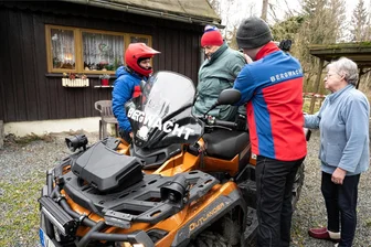 Die Albtraum-Alm von Klingenthal: Nur die Bergwacht lässt der „Almterrorist“ noch durch - Udo Hochmuth steigt aufs Quad der Bergwacht, weil er ins Krankenhaus muss.