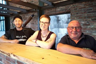Die Altblechgallery Memmendorf wird zur neuen Partymeile: Erstes Dorffest nach 20 Jahren - Sören Galle, Doreen Lange und Ullrich Zimmer (v. l.) gehören zum Organisationsteam des Memmendorfer Dorffestes.