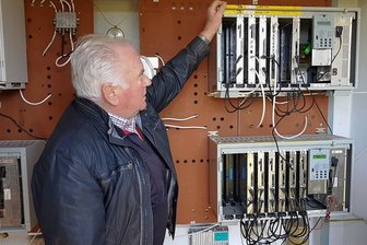 Die alte Antennenanlage lebt in Kirchberg weiter - Firmenchef Frieder Flechsig an der Kopfstelle in Saupersdorf, wo das Antennensignal empfangen und im Ort sowie in Hartmannsdorf verteilt wird. 