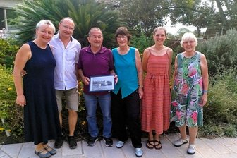 Die alte Heimat ist allgegenwärtig: Plauener treffen auf Israelreise Nachfahren von Plauener Juden - Die Plauener Ines und Mario Nixdorf (links) mit Avri Bar Zur und seiner Frau Dvora. Sie zeigen ein Bild vom Neustart seiner Eltern in Hasorea.
