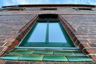 Die alte Lengenfelder Turnhalle wird auf Vordermann gebracht - Schön, aber doch in die Jahre gekommen. Auch die Fassade der Lengenfelder Turnhalle bekommt eine Verjüngungskur. In Kürze wird der Gebäudekomplex an der Augustusstraße eingerüstet - Startschuss für die Sanierung und Modernisierung.