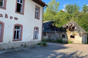 Die alte Mangel - ein Fall für den Abrissbagger - Die alte Mangel in Erdmannsdorf soll voraussichtlich im Herbst abgerissen werden. Das Landratsamt bereitet den Abbruch als Ersatzvornahme vor. Das heißt, der Landkreis bezahlt zunächst die beauftragten Arbeiten und stellt sie danach dem Eigentümer in Rechnung.