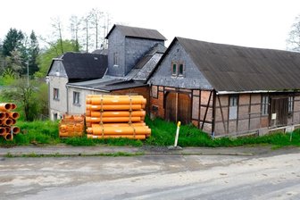 Die alte Mühle wird ein Fall für das sächsische Immobilien-Portal - Die Alte Mühle im Heinsdorfer Ortsteil Hauptmannsgrün. Auf den ersten Blick könnte man denken, dort fänden in Kürze umfangreiche Bauarbeiten statt. Der Platz vor der Immobilie wird jedoch lediglich als Lagerfläche für den gerade laufenden Ausbau der Hauptstraße genutzt. 