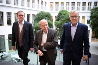 Die alten Haudegen sollen es richten: Linke starten „Mission Silberlocke“ - Die Linken-Politiker Bodo Ramelow (l-r), Geschäftsführender Ministerpräsident des Freistaats Thüringen, Gregor Gysi (MdB) und Dietmar Bartsch (MdB) kommen in die Bundespressekonferenz, um sich zum ·Projekt Silberlocke zu äußern.