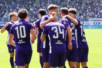 Die Alten machen’s: FC Erzgebirge gewinnt zum Saisonstart gegen Hannover - Marvin Stefaniak (Nummer 34, Aue) trifft zum 1:0 und jubelt mit den Teamkollegen.
