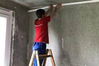 Die Alternative zum Pflegeheim - Der Rohbau ist fertig. Luigi Frank von einer Grünhainichener Elektrofirma verlegt Stromleitungen.
