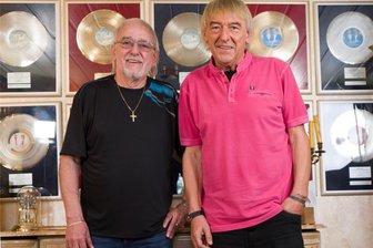Die Amigos touren auch durch Sachsen - hier treten sie auf - Hungen (Hessen): Karl-Heinz Ulrich (l.) und sein Bruder Bernd Ulrich, die beide das Schlagerduo Amigos bilden, stehen in ihrem Elternhaus im Hungener Stadtteil Villingen vor einer Wand mit goldenen Schallplatten.
