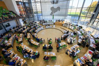 Die Angst vor neuen Mehrheiten im Sächsischen Landtag - Neue Mehrheiten im Landtag: Die CDU hat 41 der 120 Sitze, die AfD 40, das BSW 15, die SPD 10, die Grünen kommen auf 7, die Linke auf 6 und die Freien Wähler auf 1 Sitz.