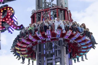 Die Annaberger Kät 2024 startet durch: So fühlt sich ein freier Fall aus 80 Metern an - Aus 80 Metern Höhe im freien Fall in Richtung Erde – der Fortress Tower hat es in sich. Der größte transportable Freifallturm Europas gehört zu den neuen Fahrgeschäften bei der diesjährigen Annaberger Kät. Die wird am Freitagnachmittag offiziell gestartet.