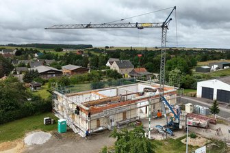 „Die Arbeit dürfte bald wieder mehr Spaß machen“: Umbau von Bauhof und Feuerwehrdepot in Königshain-Wiederau - Blick auf das im Umbau befindliche Gerätehaus der Feuerwehr Wiederau.