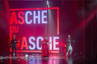 Die Asche des Herrn Schmitt - Nick Körber, Anna Bineta Diouf und Tim Taucher (von links) im schwarzhumorigen "Bestattical" des Annaberg-Buchholzer Winterstein-Theaters "Sarg niemals nie". Das Drei-Personen-Musical begeisterte am Samstag das Publikum.