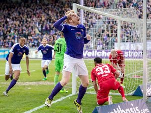 Die Auer Friedensfahrt: Etappensieg, aber nicht durchs Ziel - Aues Fabian Kalig (v.) feiert seinen Treffer zum 1:0 gegen Würzburg.