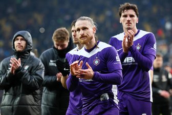 Die Auer Stimmen zum Sachsenderby gegen Dynamo: „Gut ist offenbar nicht gut genug“ - Sichtlich bedient machten sich die Veilchen nach Abpfiff auf den Weg vor den Gästeblock. 3000 Auer Fans waren nach Dresden gefahren, um den FC Erzgebirge im Sachsenderby zu unterstützen.