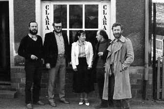 Die aufmüpfigen Karl-Marx-Städter: Kunstsammlungen Chemnitz zeigen Ausstellung zu Galerie Oben und Clara Mosch - Hinter der Künstlergruppe und Produzentengalerie Clara Mosch in Karl-Marx-Stadt steckten Thomas Ranft (v. l.), Gregor-Torsten Schade (später Kozik), Dagmar Ranft-Schinke, Carlfriedrich Claus und Michael Morgner. Die Fotografie ist undatiert, Clara Mosch existierte von 1977 bis 1982.
