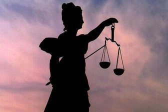 Die aufregendsten Fälle 2017 - Justitia - die Göttin der Gerechtigkeit - mit ihrer Waage, mit deren Hilfe das Für und Wider bei Gericht gegeneinander abgewogen wird.