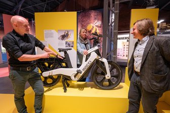 Die Ausstellung „Tales of Transformation“ zeigt, wie Chemnitz und Europas Industriezentren sich neu erfinden - Kulturhauptstadt-Chef Stefan Schmidtke (links), die Chemnitzer Kulturbürgermeisterin Dagmar Ruscheinsky und Jürgen Kabus, Leiter des Industriemuseums am „Mocci“, einem Smartbike, entwickelt an der TU Chemnitz, das ohne Verschleißteile auskommt.