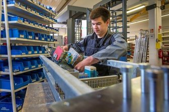 Die Auswirkungen des Kriegs auf die Erzgebirgswirtschaft - Axel Thiele, Elektroniker für Betriebstechnik, montiert bei Zabag in Grünhainichen die Steuerung einer Drehkreuzanlage. Zwei Aufträge von einem russischen und einem ukrainischen Kunden liegen aktuell auf Eis.